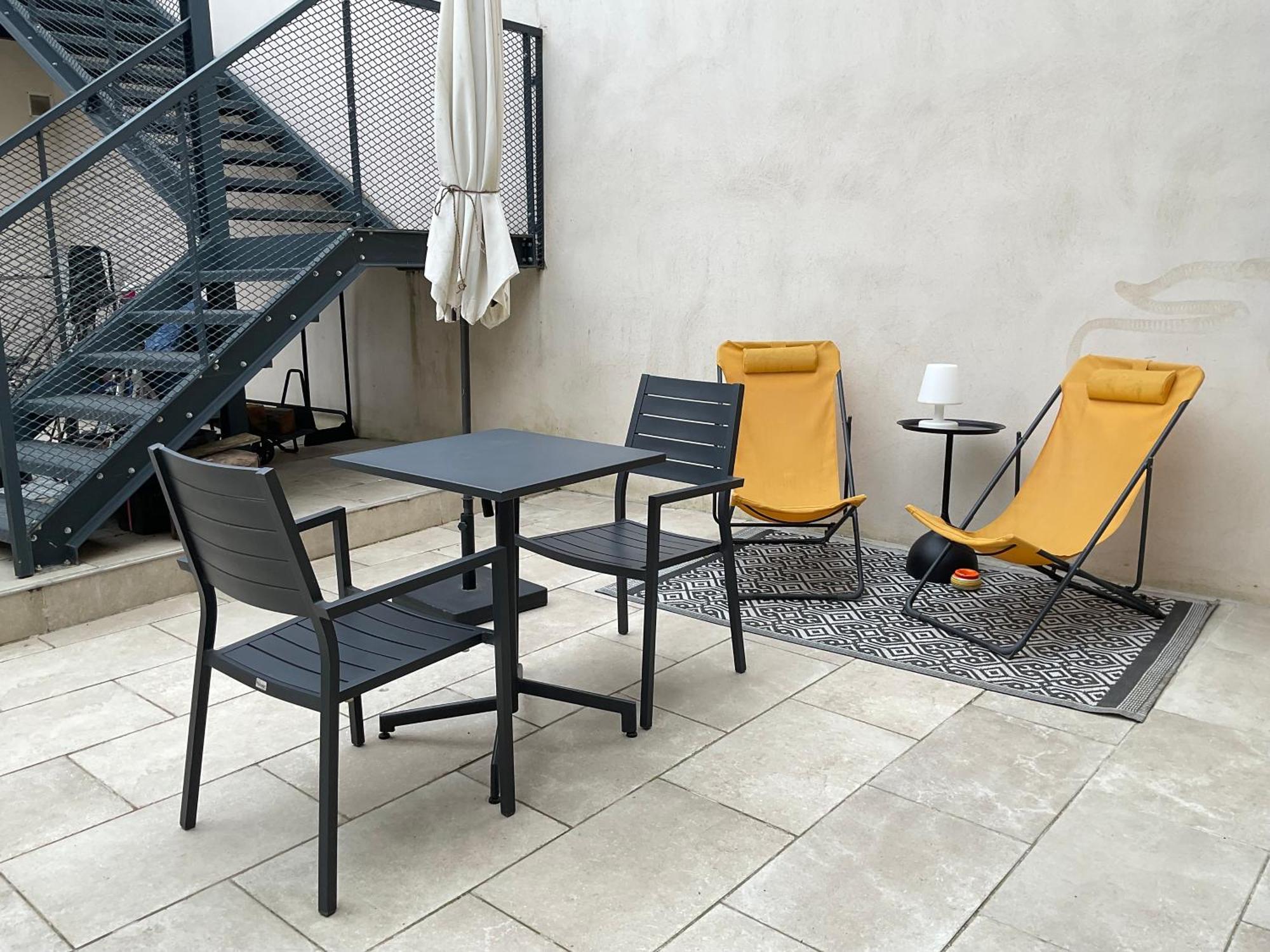 Pour 2 Avec Terrasse Au Pied De La Cité : Ma Pierre à L’édifice *